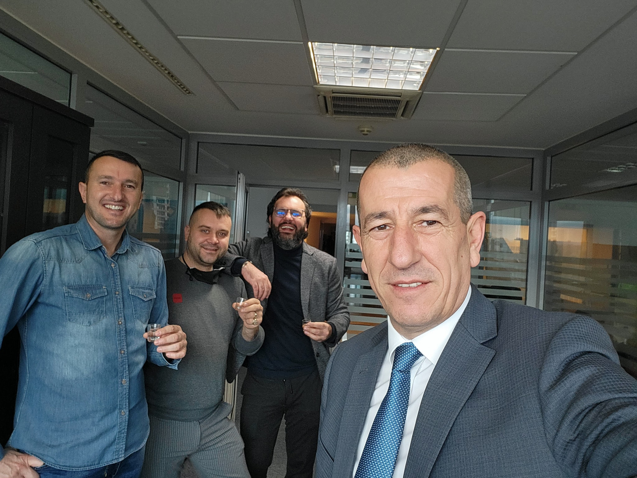 Ministrit të Kurtit, punëtorët ia pinë rakinë ‘ashiqare’ në zyrë