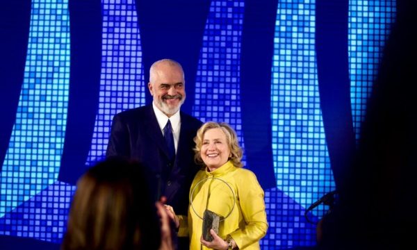 Rama merr çmim nga Clinton: S’e kisha parë as në ëndërr që do i duhej ndihma ime
