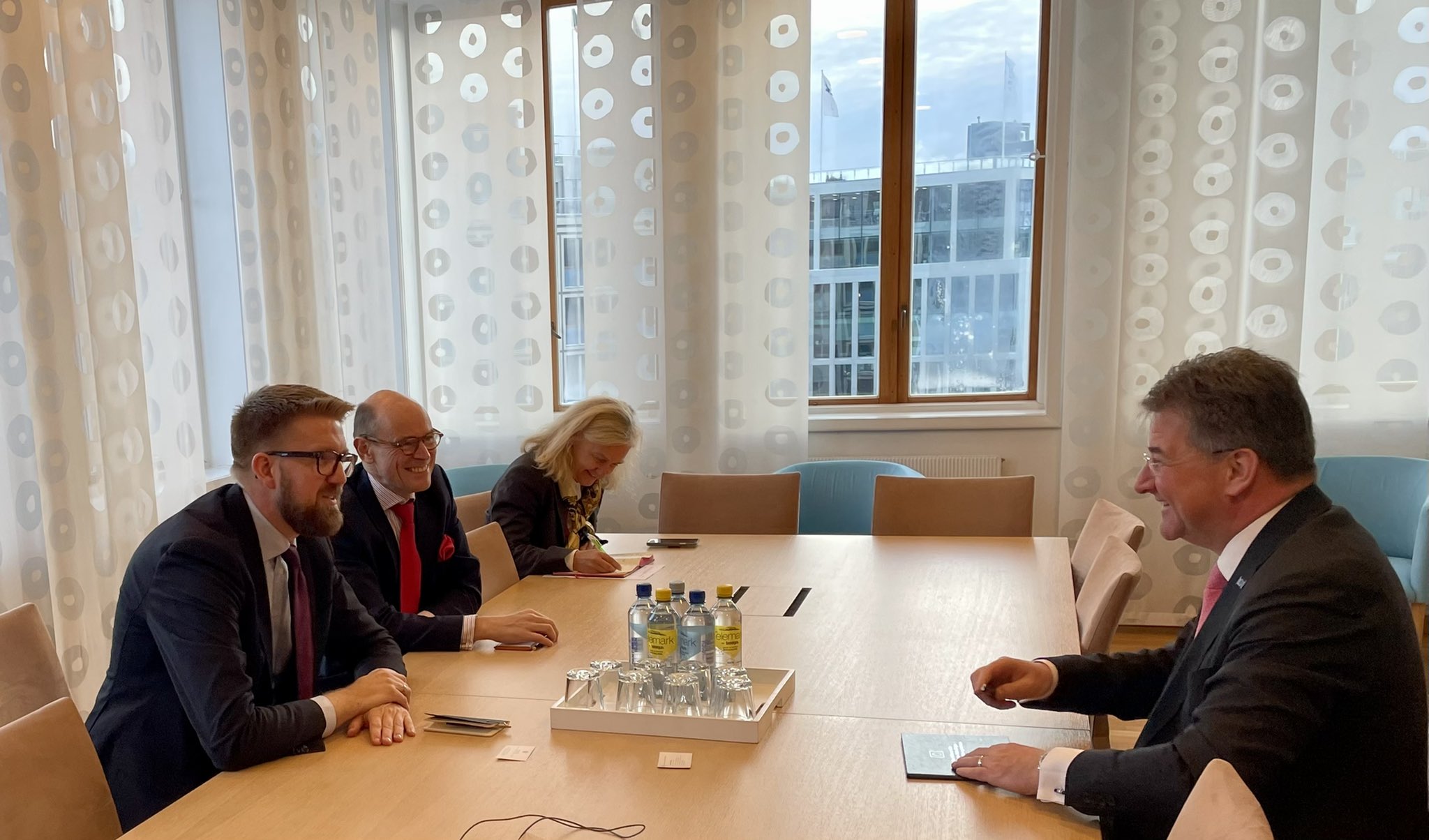 Lajcak takohet me zyrtarë norvegjez, flasin për dialogun Kosovë-Serbi