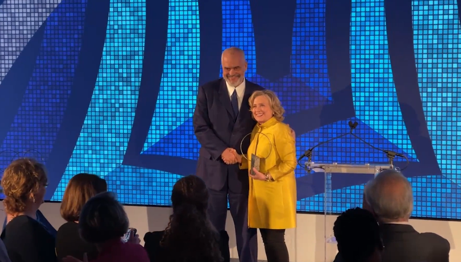 Hillary Clinton i ndan Çmimin e Pionierit Global kryeministrit shqiptar, Edi Rama
