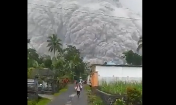 Një person humbi jetën dhe 41 pësuan djegie si pasojë e vullkanit që shpërtheu në Indonezi