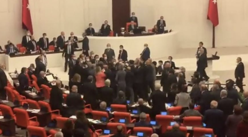 Deputetët e Erdoganit u grushtuan me opozitën këtë mëngjes (Video)