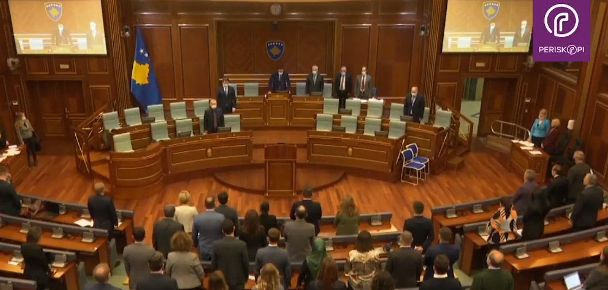 Kuvendi nderon senatorin Dole, deputetët e Listës Serbe rrinë nëpër telefona: Nuk ngriten në këmbë