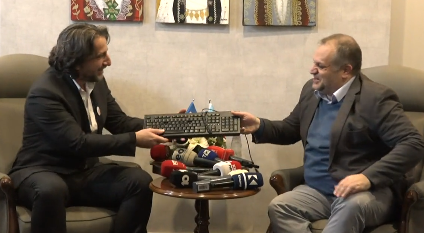 Shpend Ahmeti ia dhuron Përparim Ramës një tastaturë pa shkronjat P dhe R