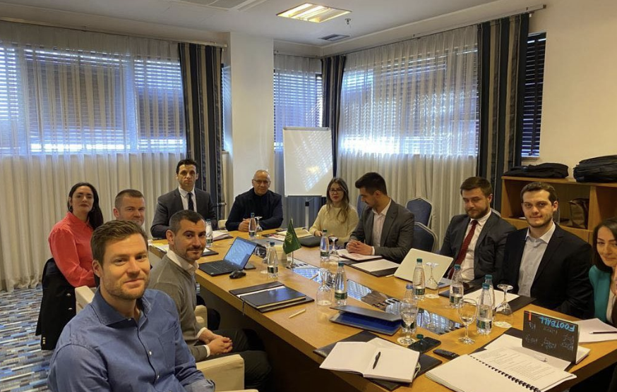 Delegacion me zyrtarë të FIFA-s dhe UEFA-s arrijnë në Kosovë dhe shikojnë dokumente të FFK-së