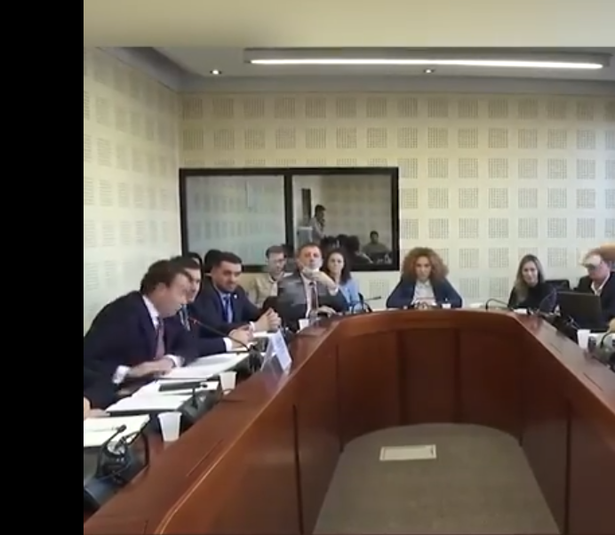 Sulmi me ujë: Edhe deputete Pacolli u përpoq ta ndërpriste ministrin (Video)