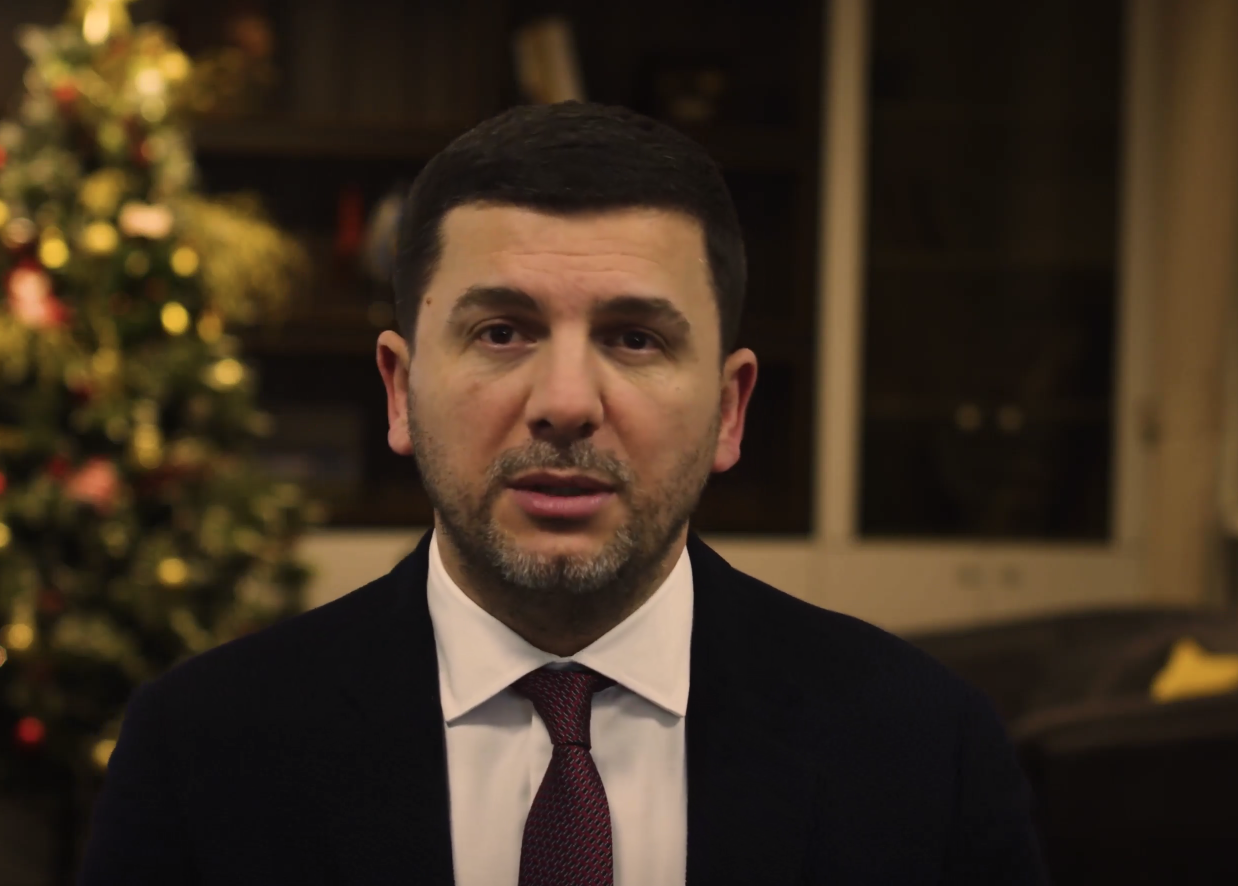 Memli Krasniqi hahet me Albin Kurtin në mesazhin që i drejton popullit për Vit të Ri (Video)