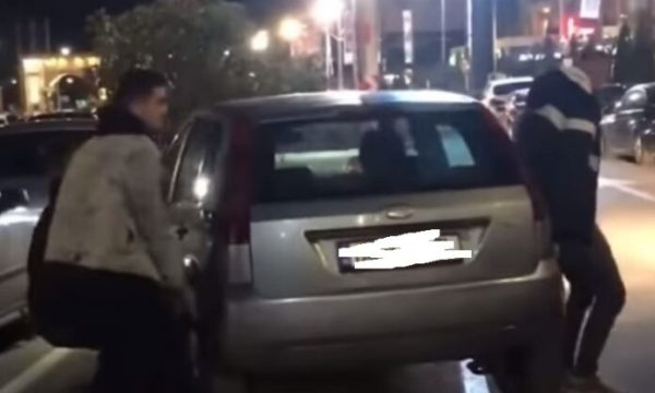 Mënyra e pazakontë e të rinjve nga Prizreni për ta parkuar veturën