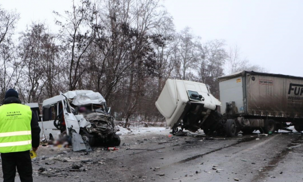 Aksident i rëndë mes minibusit e kamionit në Ukrainë, 13 të vdekur