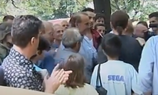 Përqafime e thirrje “Dole, Dole, Dole”, kështu ishte pritur më 1999 miku i madh i Kosovës