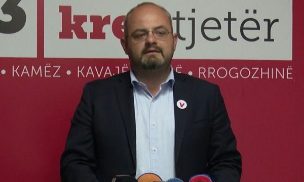 Abazi i VV-së thotë se flamujt e Serbisë duhet të hiqen nga Tirana derisa të ndodh kërkimfalja ndaj Kosovës