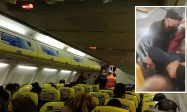 Fluturimi për Budapest: Pasagjeri tenton ta hapë derën në 10 mijë metra lartësi (Video)