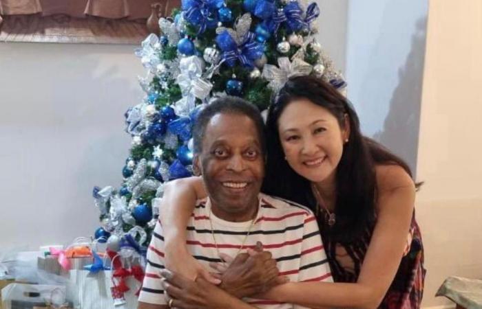 Në shtëpi për Krishtlindje: Fotoja zemërngrohëse e Pele me gruan bën xhiron e botës
