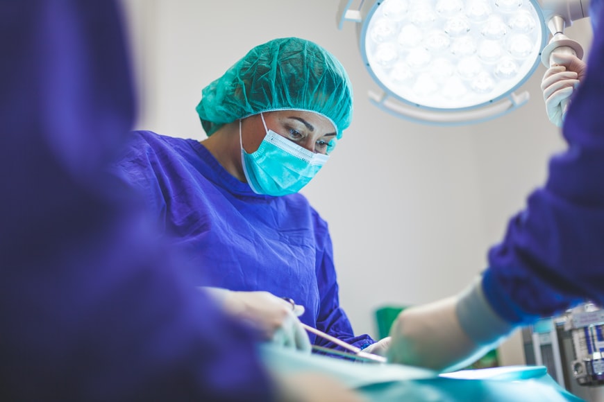 Kirurgia austriake i preu këmbën e shëndoshë pacientit, gjobitet rreth 3 mijë euro