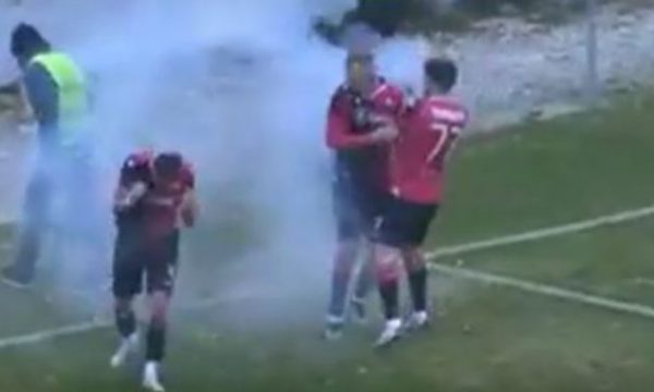 Fishekzjarri i shpërthen në fytyrë, incident i rëndë në ndeshjen e Shkëndijës së Tetovës