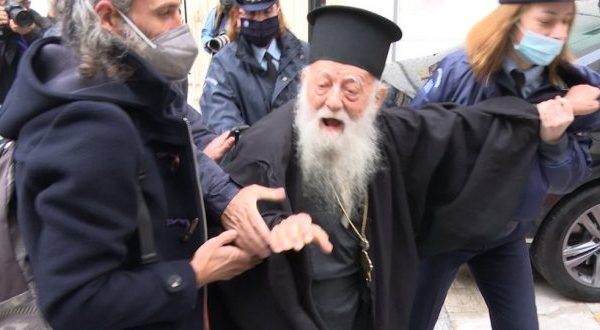 Pamje nga incidenti i Papa Françeskut me priftin ortodoks në Athinë