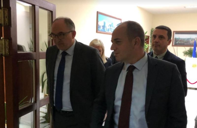Myta i dorëzon detyrën e kryetarit të Prizrenit Shaqir Totajt