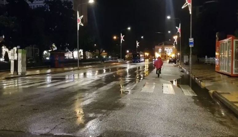 Reshjet të mëdha shiu në Shkodër, qytetarët mbyllen nëpër shtëpia