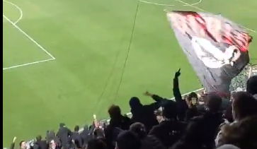 Tifozët e Lazios i këndojnë Vedat Muriqit nga tribuna gjatë ndeshjes kundër Sampdorias