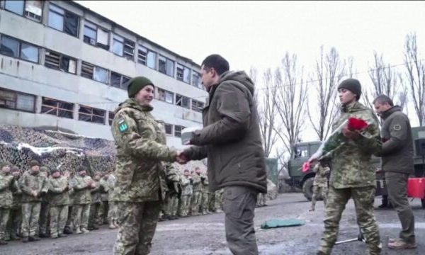 Presidenti ukrainas u jep zemër ushtarëve në frontin e luftës: Forcat e Ukrainës janë në gjendje të përballojnë çdo sulm nga Rusia