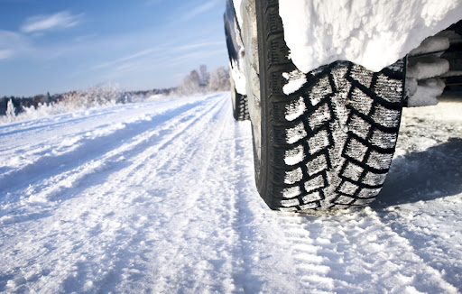 Çfarë është më së miri në dimër – lëvizje me të gjitha rrotat me gomat “katër sezonale” apo me rrota të përparme me goma dimri?