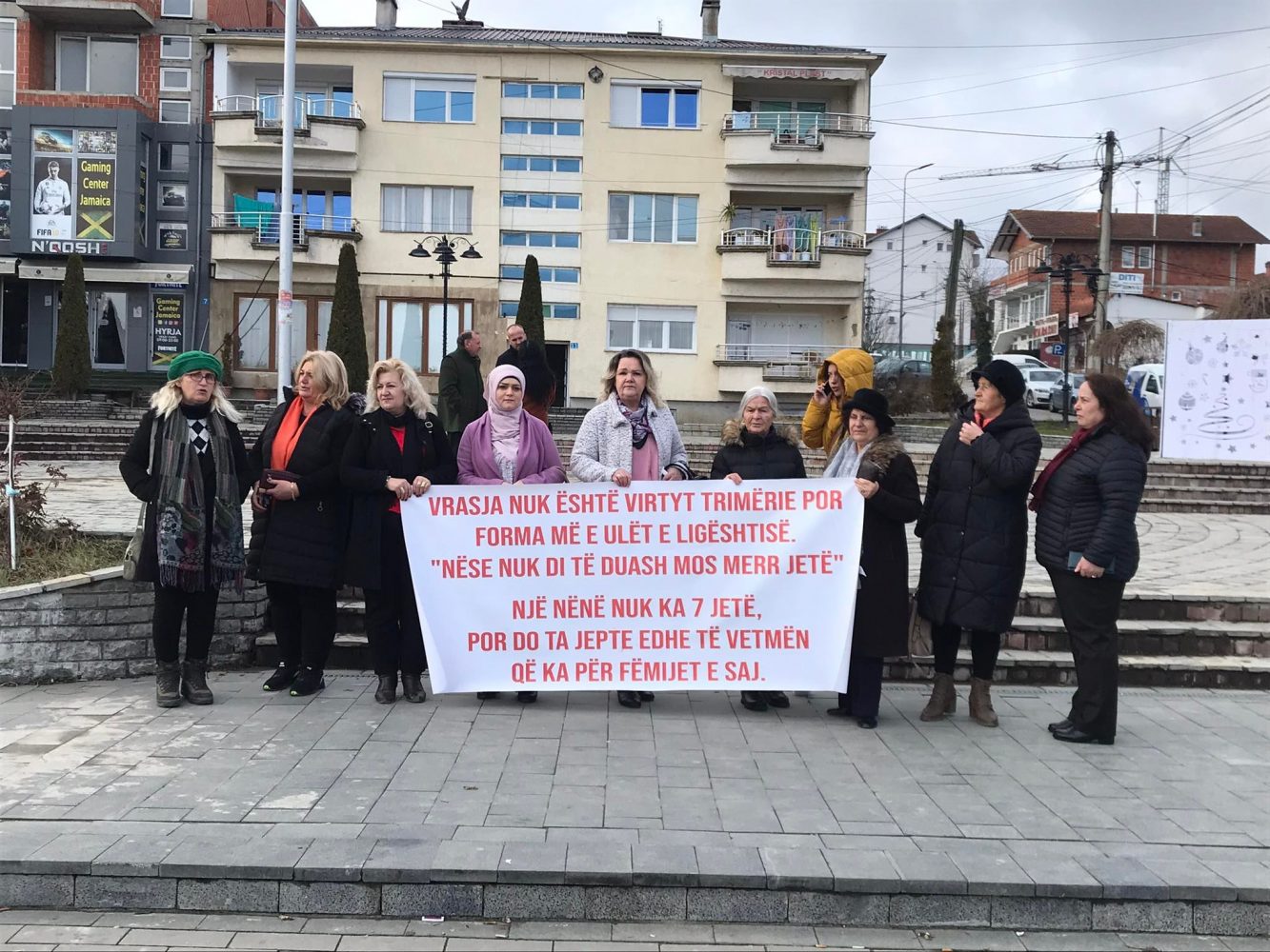 Protestohet për vrasjen e gruas nga Llausha, kërkohet shkarkimi i komandanti të Policisë e prokurores