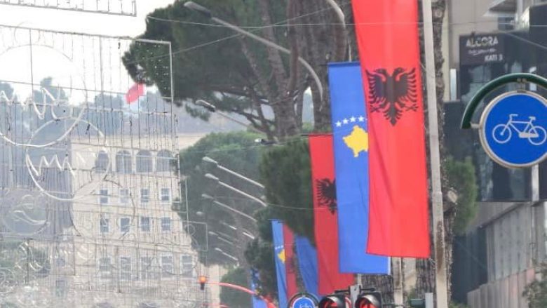Përparim Rama viziton sot Shqipërinë, Tirana zbukurohet me flamurin e Kosovës