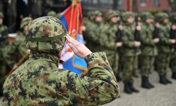 Serbia i fton të rinjtë për shërbim vullnetar ushtarak, u ofron pagë mujore rreth 38 mijë dinarë
