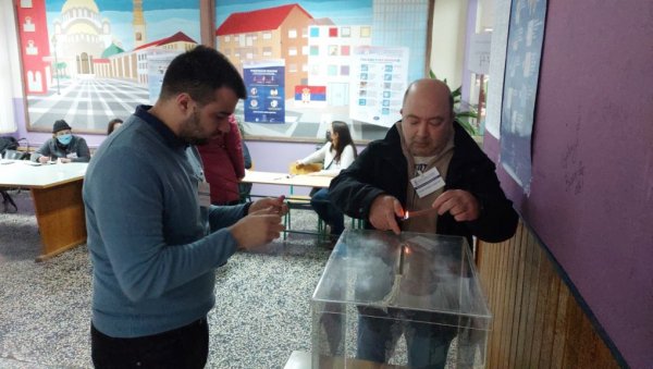 Hapen qendrat e votimit, serbët e Kosovës votojnë në Serbi