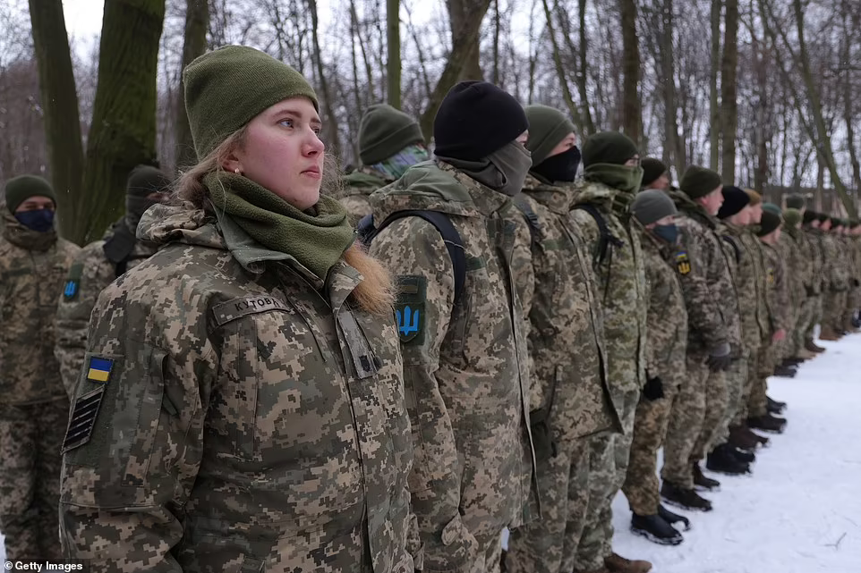 Ukraina përgatit popullin: Rekruton gazetarë, veterinarë, arkitektë për rezervë në ushtri