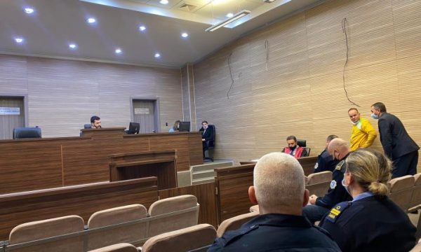 Theu xhamin e një lokali në Prishtinë dhe vodhi 6 orë të dorës, algjeriani del para gjykatës