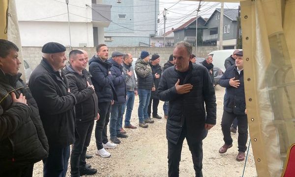 Fatmir Limaj shkon te familja e Kadri Veselit