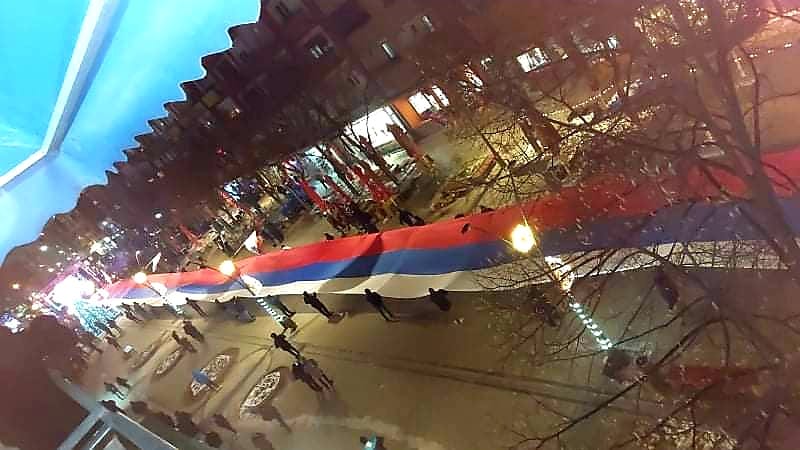 Sheshi i Mitrovicës së Veriut ‘bllokohet’ nga flamuri serb, qindra metra i gjatë