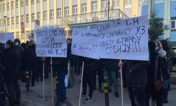 Pas protestave të serbëve, veriut të Mitrovicës i kthehet qetësia