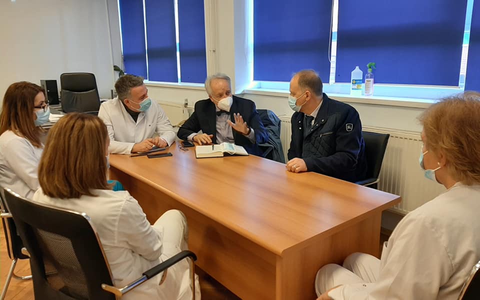 Rritja e rasteve me COVID-19, ministri Latifi viziton Klinikën Infektive në QKUK