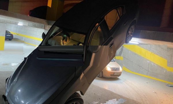 (VIDEO) Vetura bie nga kati i parkingut nëntokësor në Lakrishtë