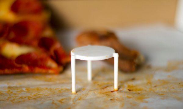 Pse pica ka një ‘tryezë’ plastike dhe pse nuk duhet të hidhet