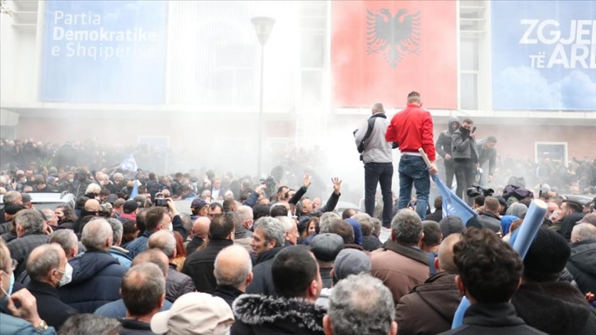 Pesë Dervishaj nga Kosova  shkuan për ta mbështetur protestën e Berishës, arrestohen nga policia