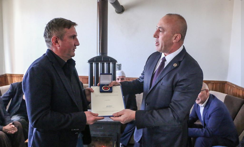 Haradinaj i ndan medalje Zeqir Kiqinës “për kontribut të jashtëzakonshëm në çështjen kombëtare”