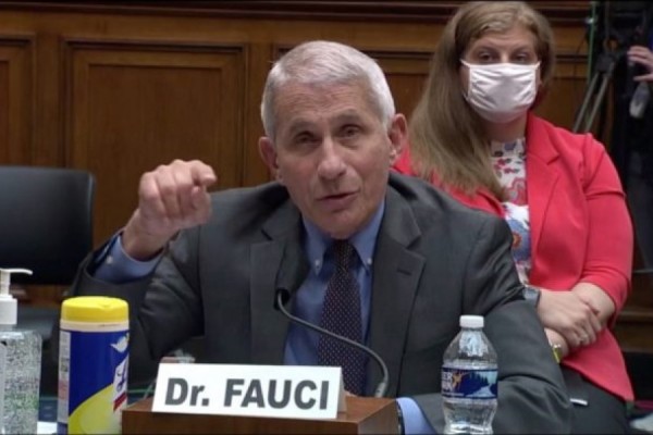 Doktor Fauci: Besoj se ShBA do të rikthehet në normalitet në shkurt ose mars