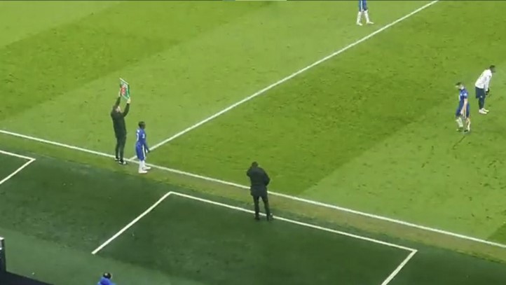 Kante ua shkatërron ëndrrën: Fansat kundërshtarë dalin nga stadiumi kur e shohin francezin duke u futur në lojë