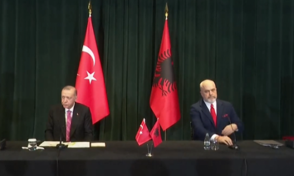 Nënshkruhen 7 marrëveshje mes qeverisë shqiptare dhe asaj turke