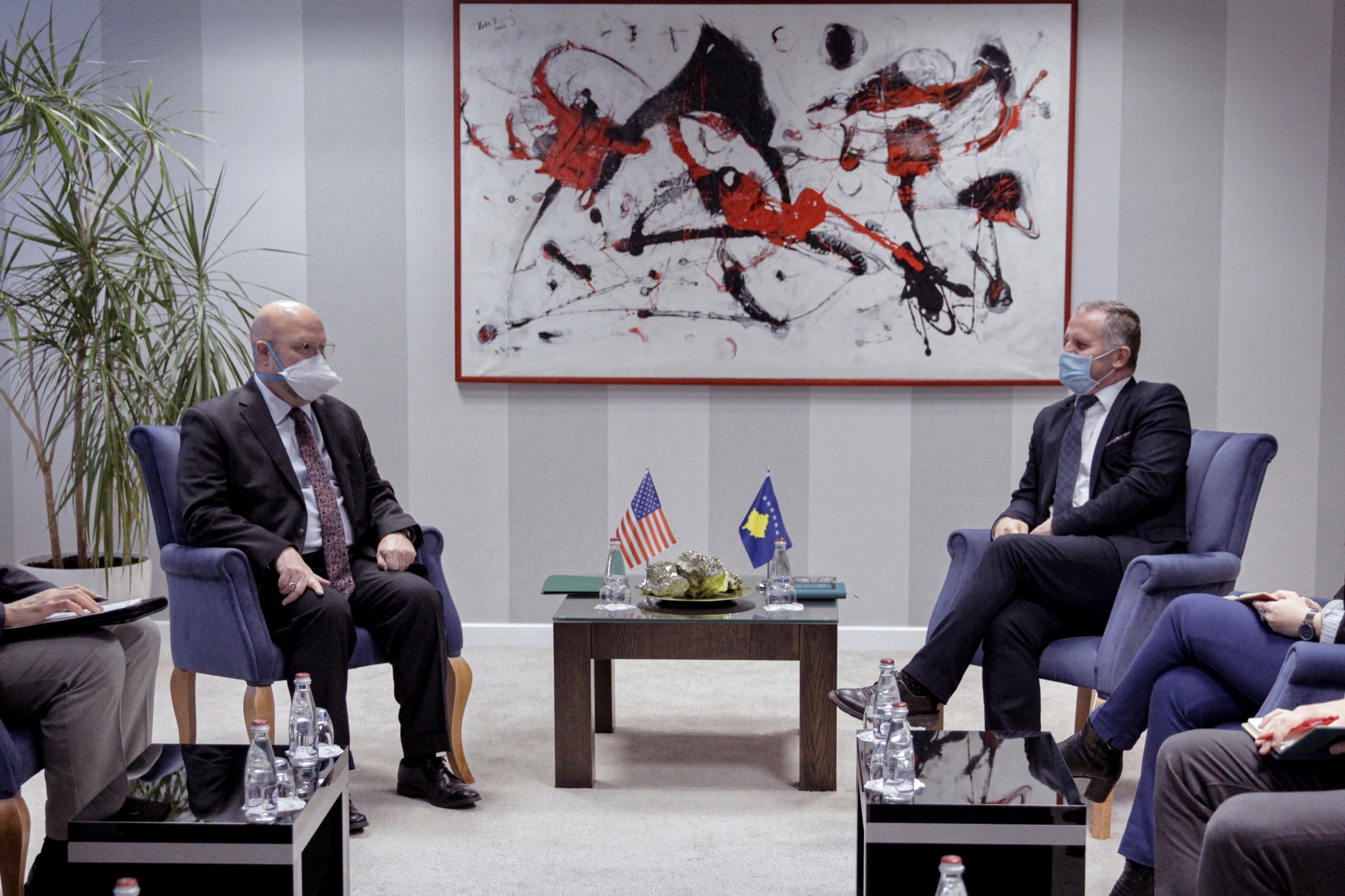 Ambasadori amerikan i shkon në zyrë Bislimit: Marrëveshja Kosovë-Serbi të përqendrohet në njohje reciproke