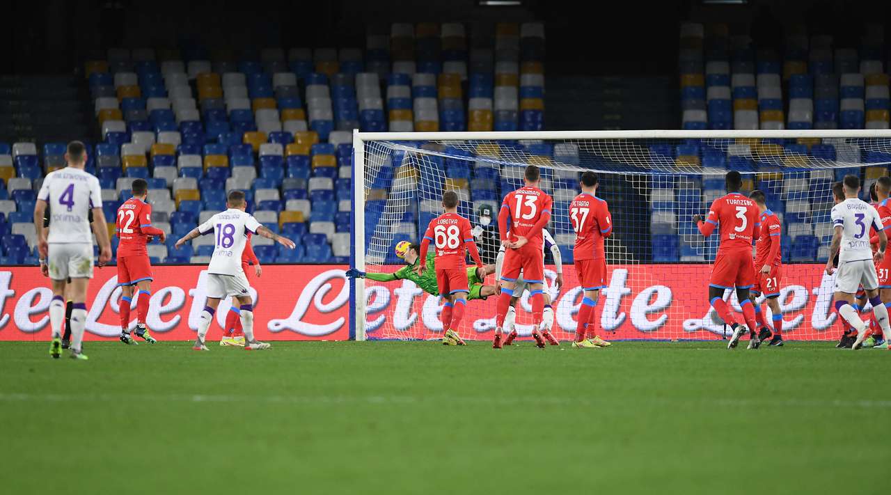 Fiorentina fiton ndeshjen e çmendur me shtatë gola e tre të kartonë të kuq kundër Napolit