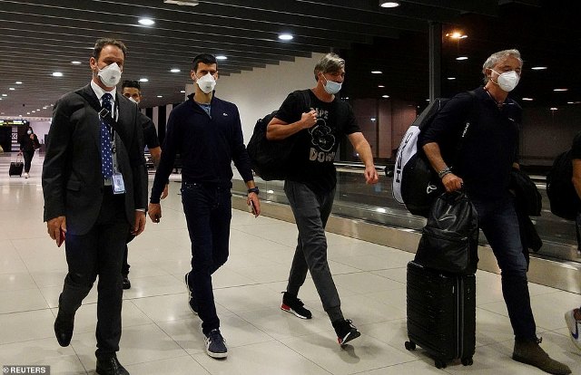 Publikohen pamjet ku shihet Djokovic duke e lëshuar Australinë