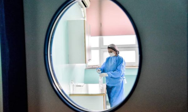 Infektologu: Ky vit do të jetë fillimi i fundit të pandemisë