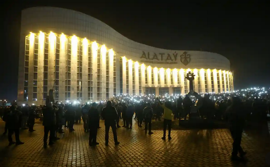 Protesta të dhunshme në Kazakistan – Presidenti vendos karantinë dhe nxjerr ushtrinë rrugëve
