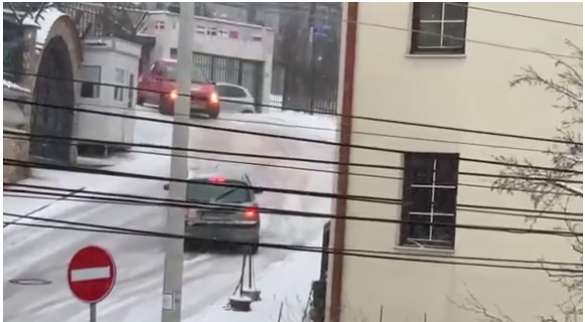 Rrugët me borë në Arbëri, veturat rrëshqasin pa kontroll