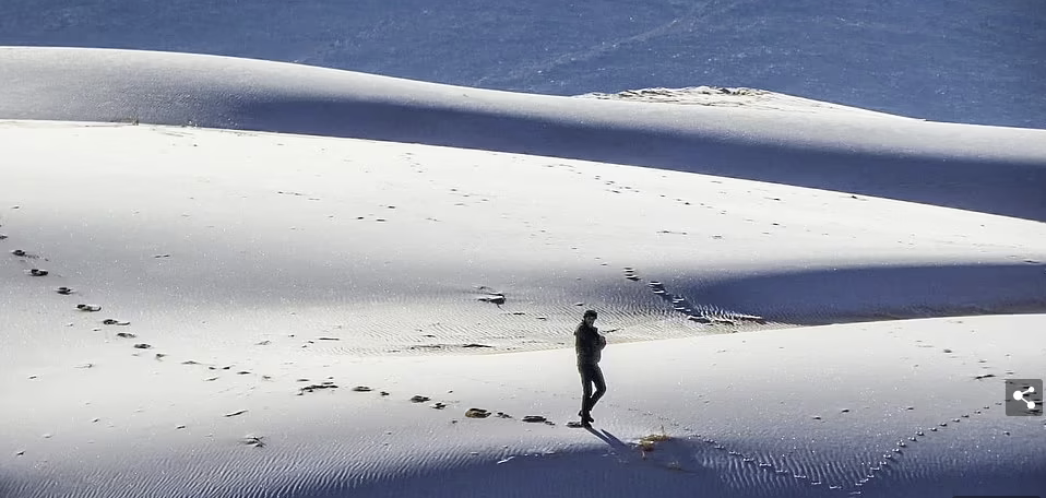 Akulli “mbulon” shkretëtirën e Saharasë, bie borë në Arabinë Saudite (FOTO)