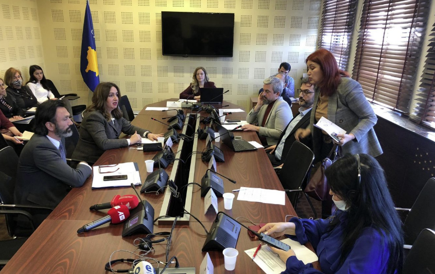 Debat në Komisionin ku po raporton Arbërie Nagavci: Eliza Hoxha lëshon mbledhjen pas përplasjes me Ardian Golën